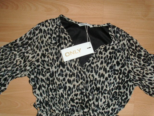Kleid von Only, mit Animal-Print, Gr. XS mit Etikett