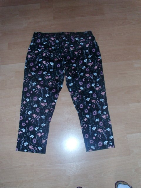3/4 Hose, schwarz mit Blumen, Gr. 48 
