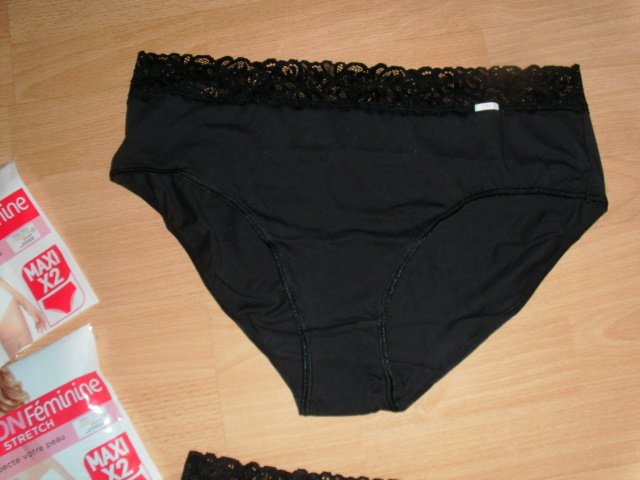 4 Maxislips von DIM, schwarz mit Spitze, Gr. 50/52 OVP