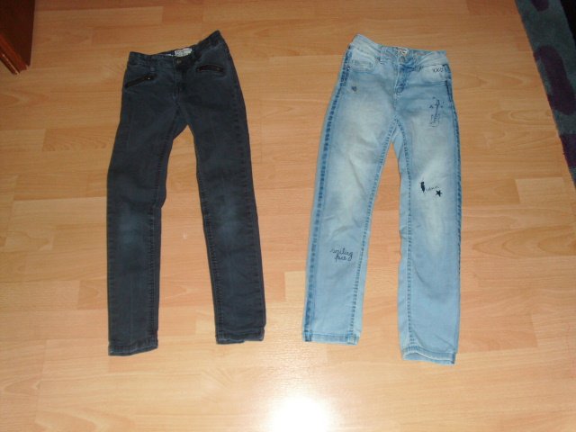 2 Jeanshosen von Review, hell und dunkel, Gr. 134