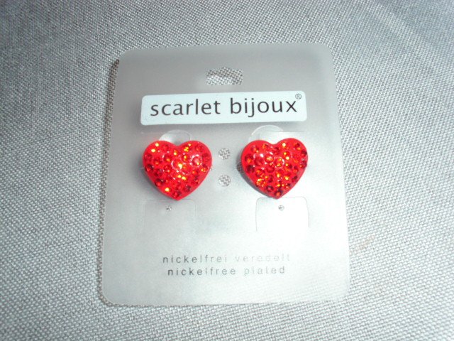 Ohrstecker von Scarlet Bijoux.  rote Herzen mit Strass  ( Modeschmuck) NEU