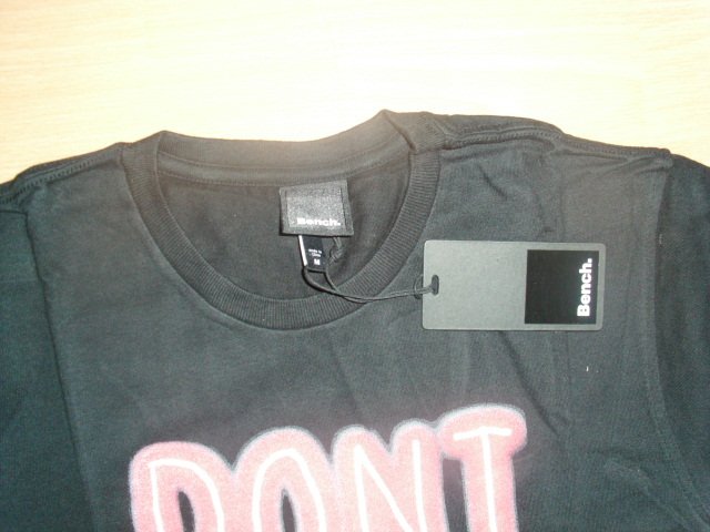 T-Shirt von Bench, schwarz mit Motiv, Gr. M mit Etikett