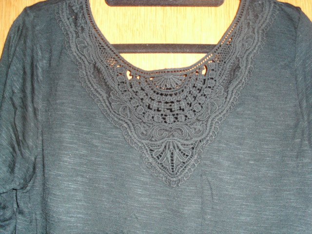 Langarmshirt von Beachtime, schwarz mit Spitze, Gr. 36/38