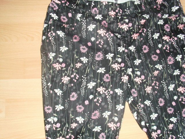 3/4 Hose, schwarz mit Blumen, Gr. 48 