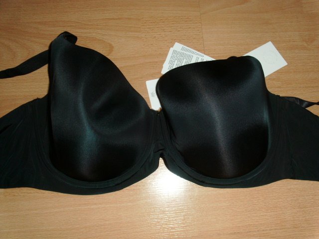 BH von Triumph, schwarz mit Bügel, Gr. 90 E mit Etikett
