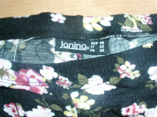 Caprilegging von Janina, schwarz mit rosa Blumen, Gr. 44/46