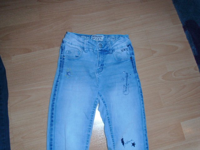 2 Jeanshosen von Review, hell und dunkel, Gr. 134