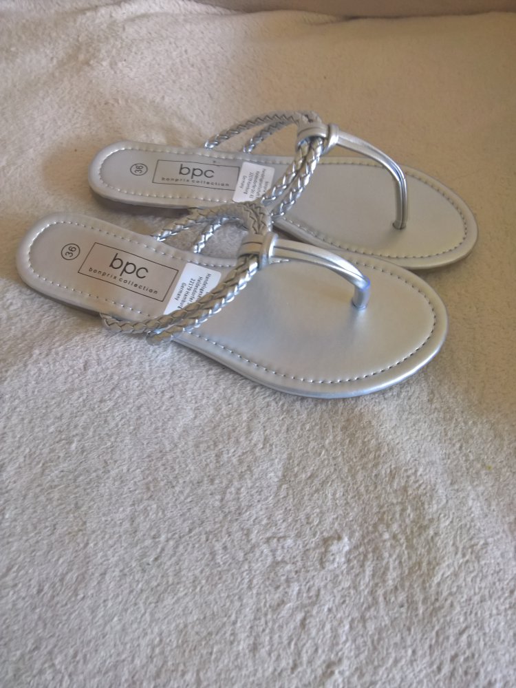 ungetragene Zehentrenner-Sandalen Gr 36 silber