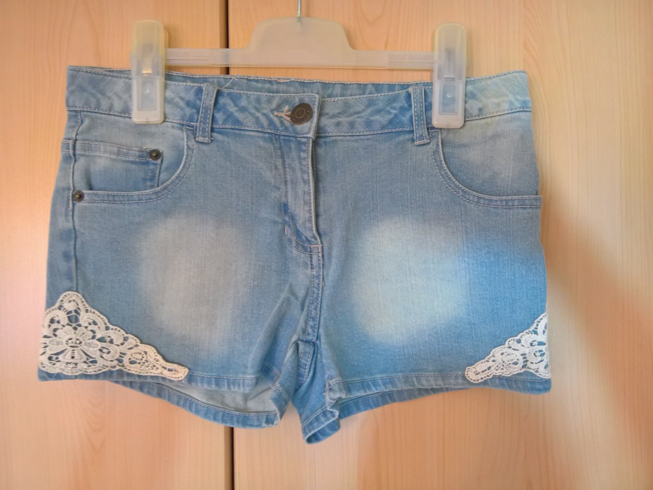 kurze Jeans-Shorts XS 34 hell mit Spitze