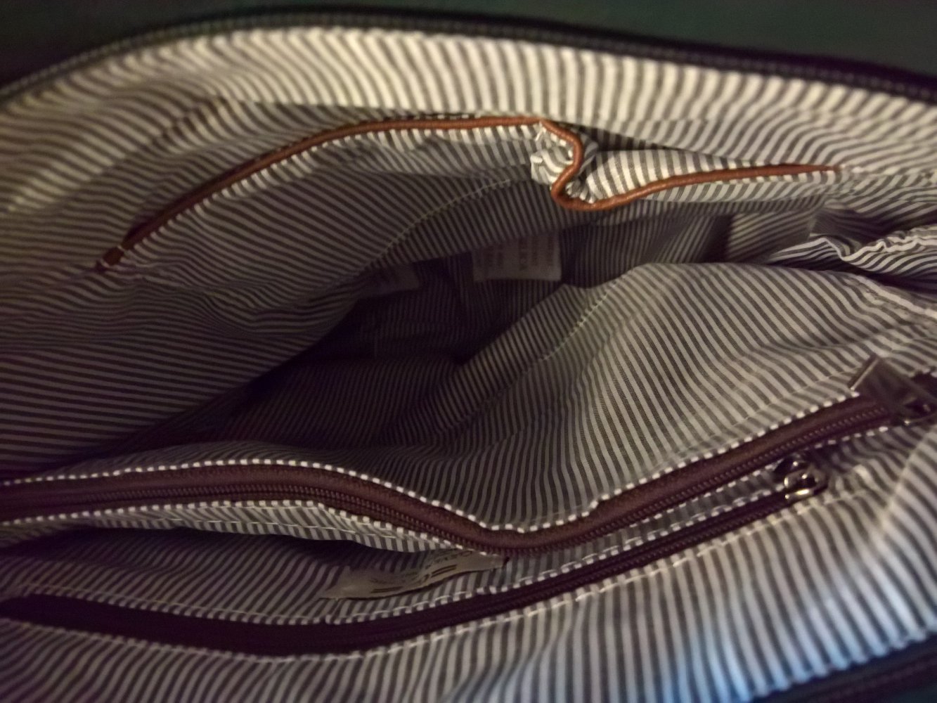 ungetragene Tasche grün braun mit Kosmetiktäschchen