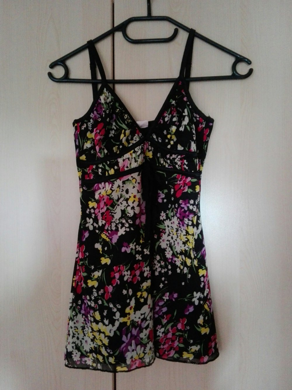 schwarzes Top mit Blümchen 32/34 XS