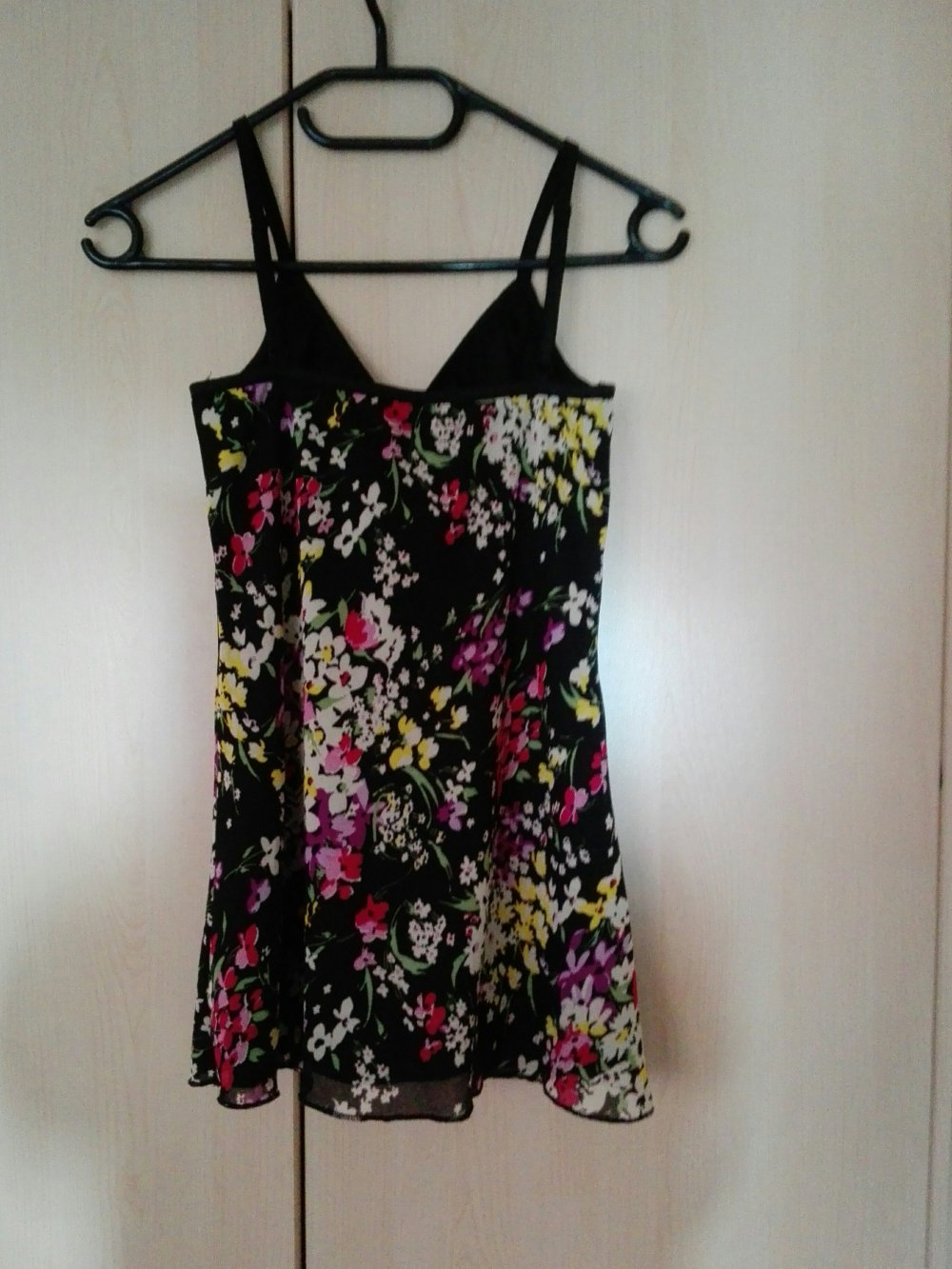 schwarzes Top mit Blümchen 32/34 XS