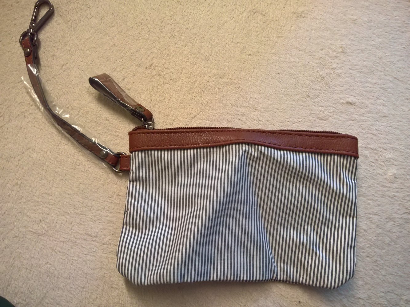 ungetragene Tasche grün braun mit Kosmetiktäschchen