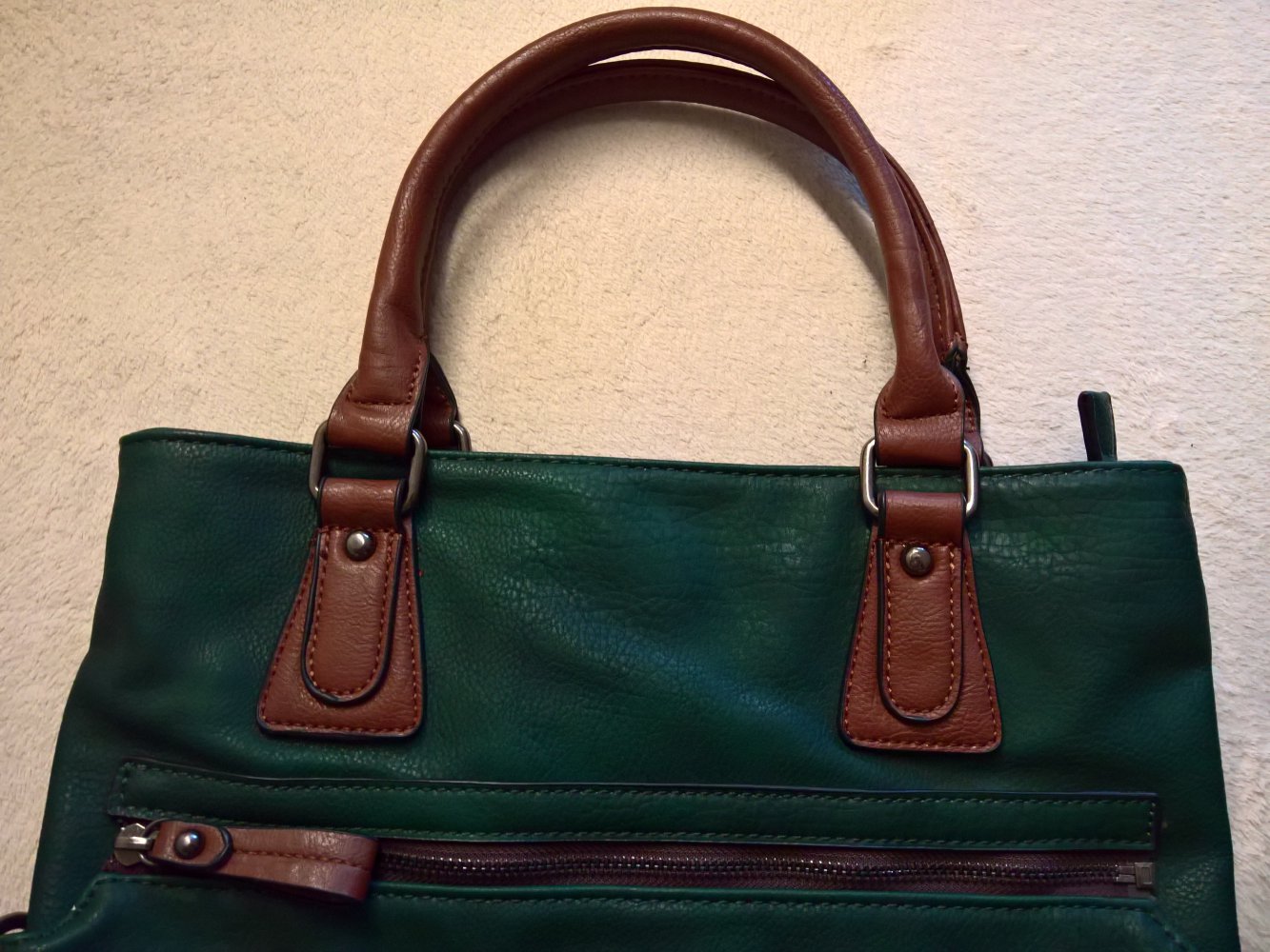 ungetragene Tasche grün braun mit Kosmetiktäschchen