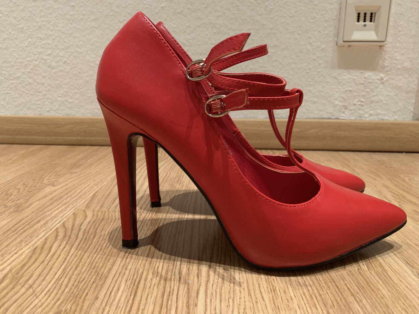 Rote Riemchenpumps