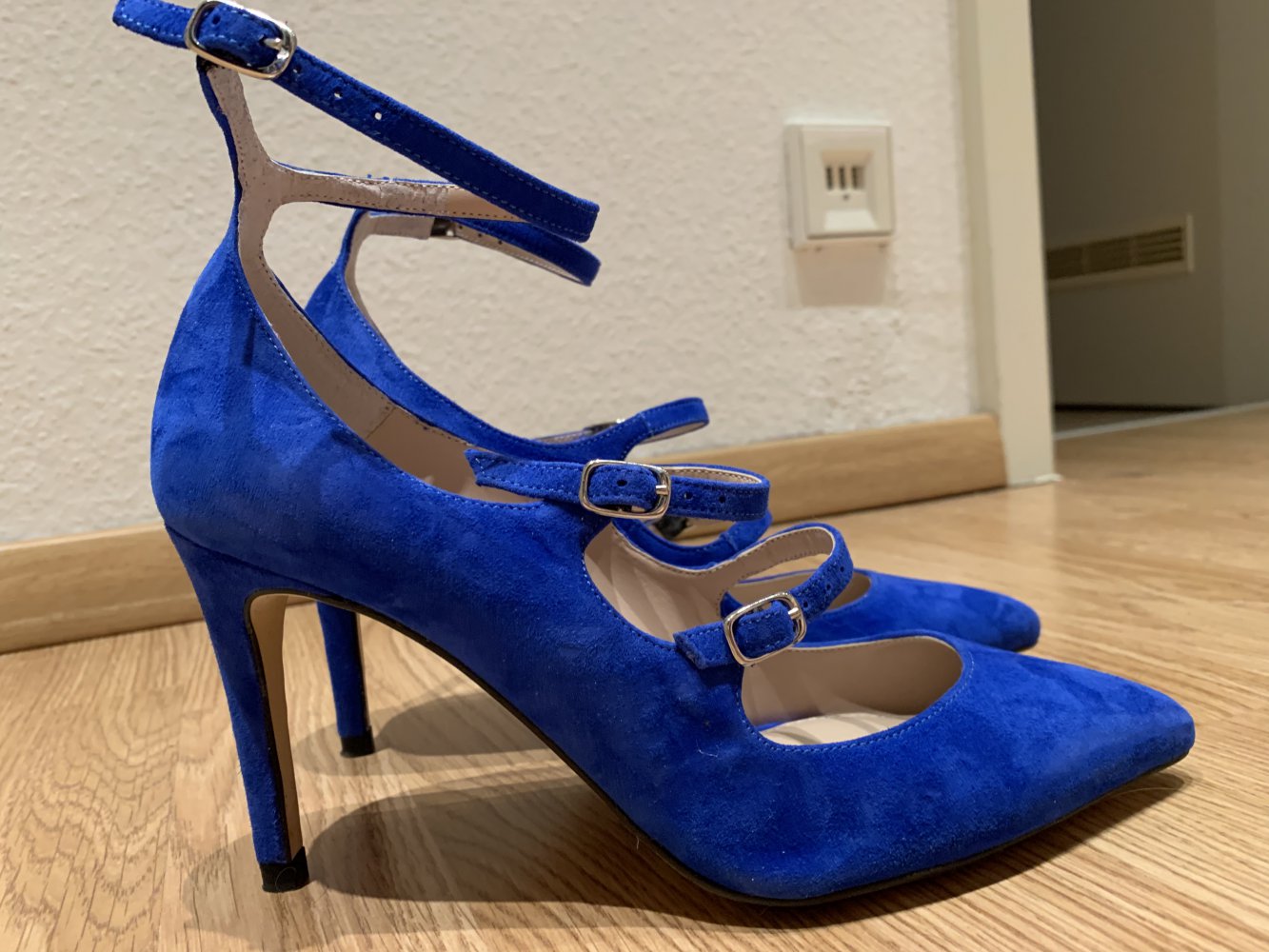 Blaue Riemchenpumps