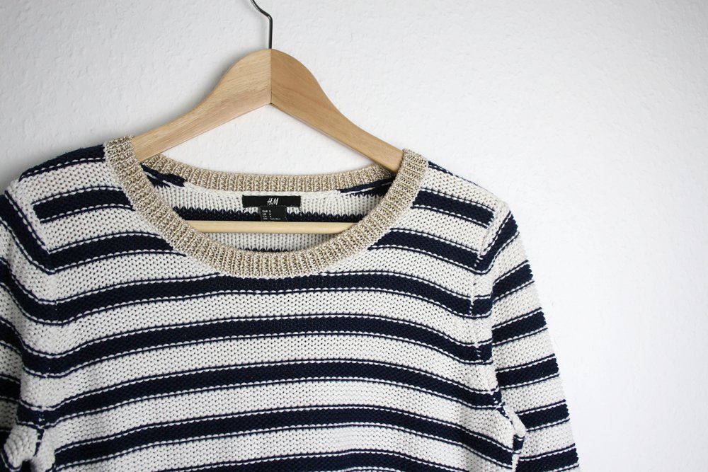 Strickpulli im Marinestil