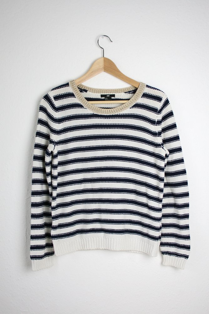 Strickpulli im Marinestil