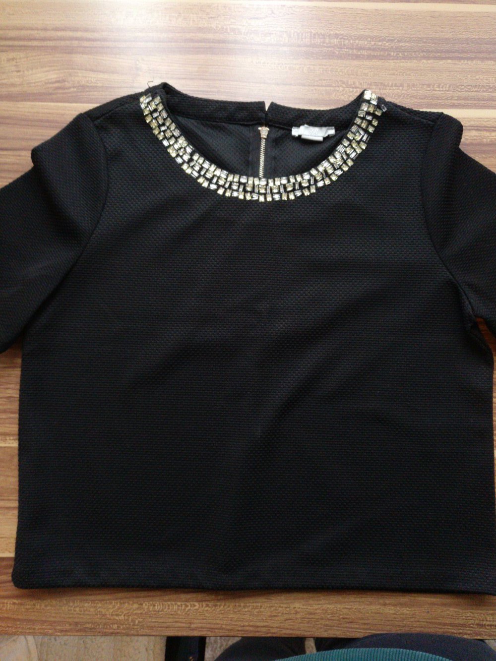 Schwarzes Crop-Top mit schmuckvollem Kragen