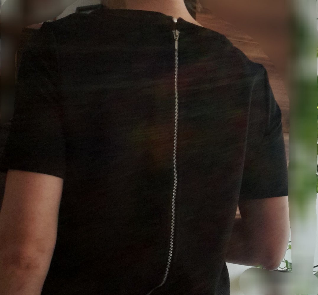 Schwarzes Crop-Top mit schmuckvollem Kragen