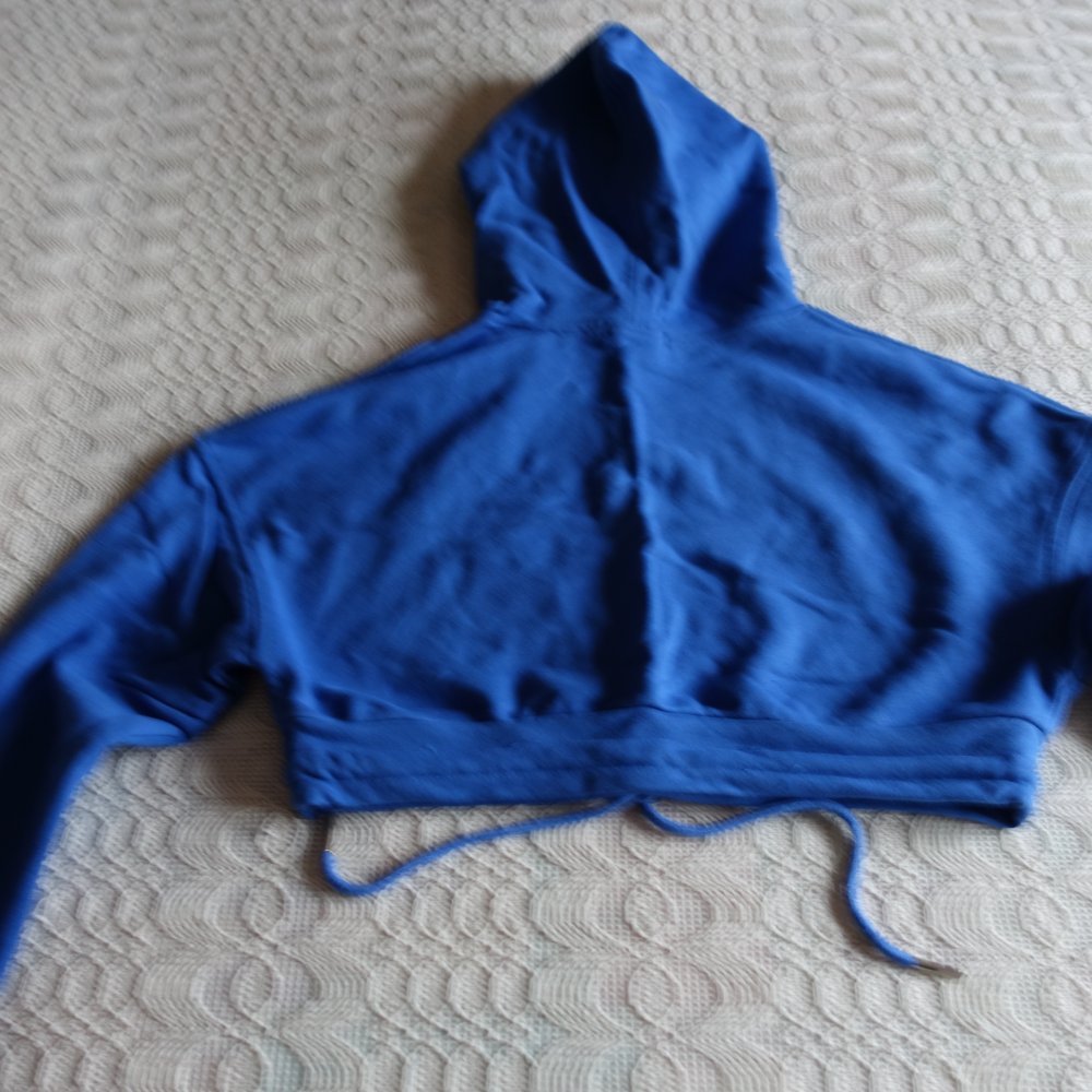 Crop-Top/Hoodie, Crop-Sweatshirt mit Kapuze, Gr. XS, ca. Gr. 34/36, royalblau, Fashion Nova