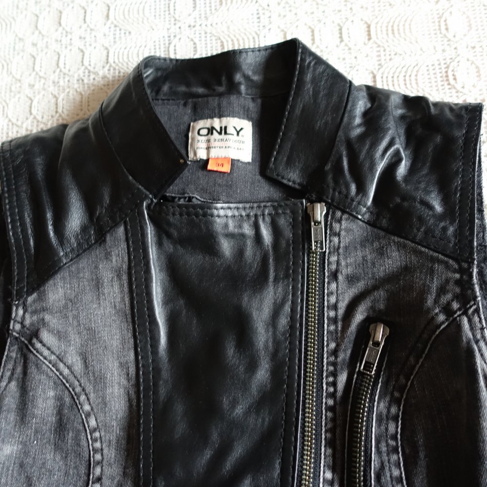 Weste, Jeans-Weste, schwarz/anthrazit, Gr. 34 bzw. ca. Gr. XS, Only, mit Leder
