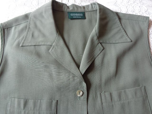 #Bluse ärmellos, Gr. 38/40 bzw. ca. Gr. M, khaki bzw. oliv