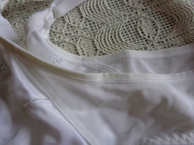 BH`s 2 Stück, weiß und hautfarben, ca. Gr. 85 D