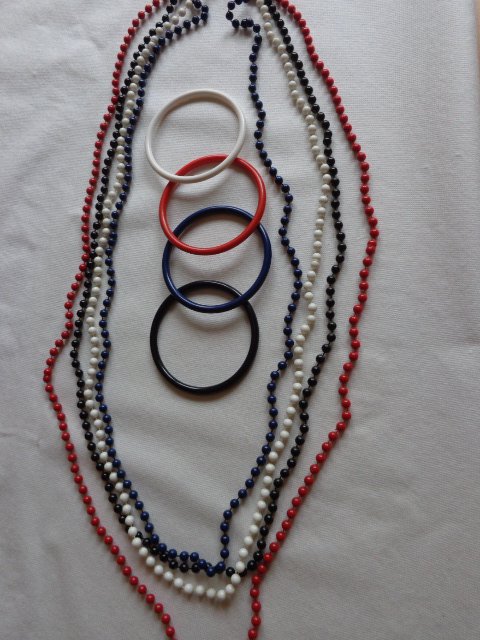 #Vintage Ketten- und Armreifen - Set blau, weiß, schwarz, rot, 60/70er-Jahre