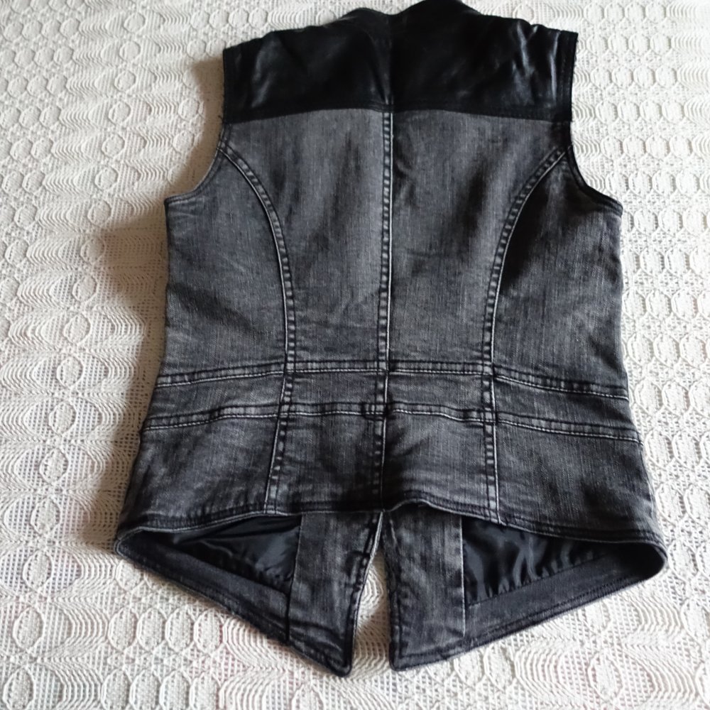 Weste, Jeans-Weste, schwarz/anthrazit, Gr. 34 bzw. ca. Gr. XS, Only, mit Leder
