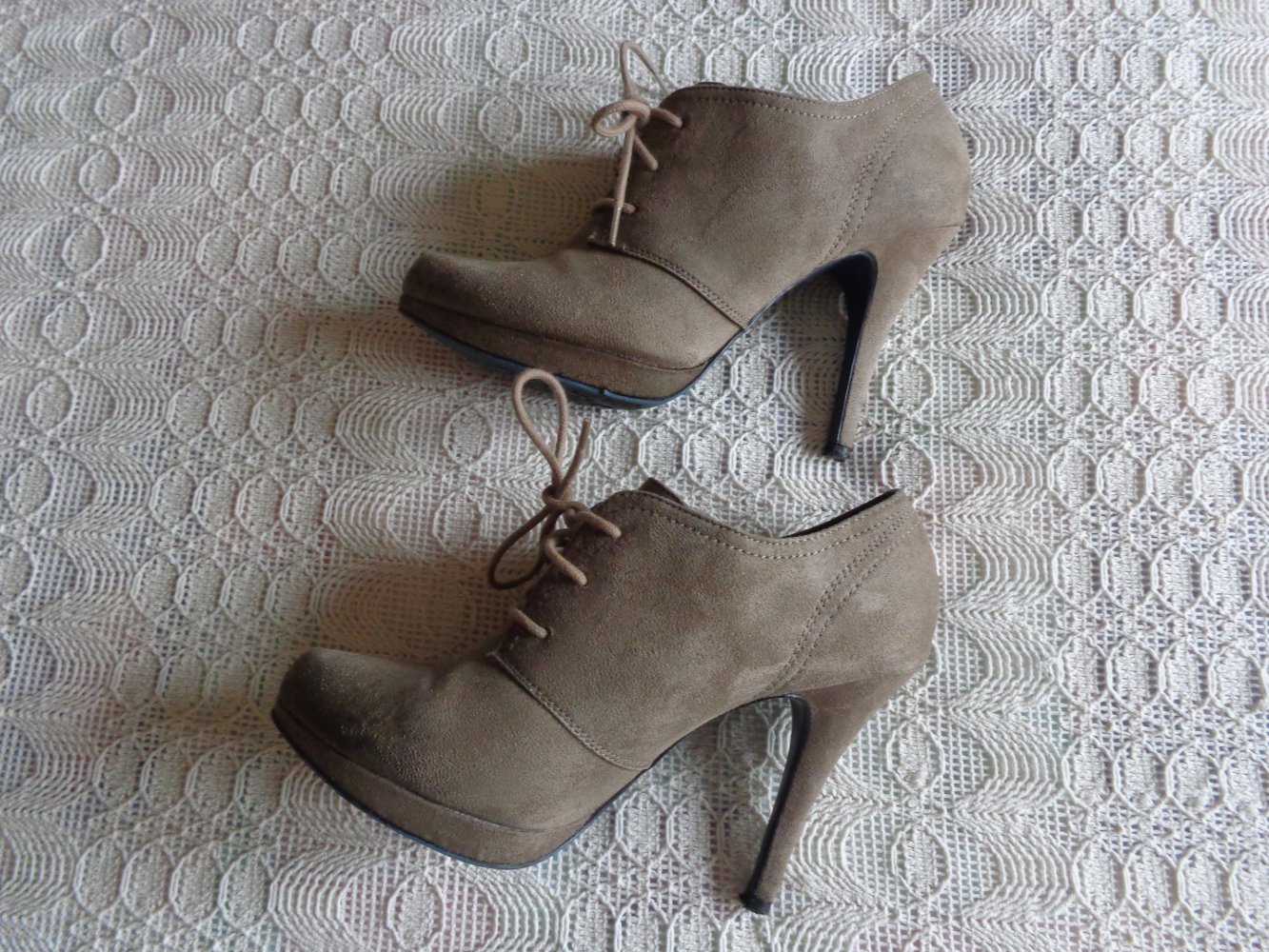 Pumps, Hochfront-Pumps, High Heels, Gr. 39, beige, wildlederartig, Graceland