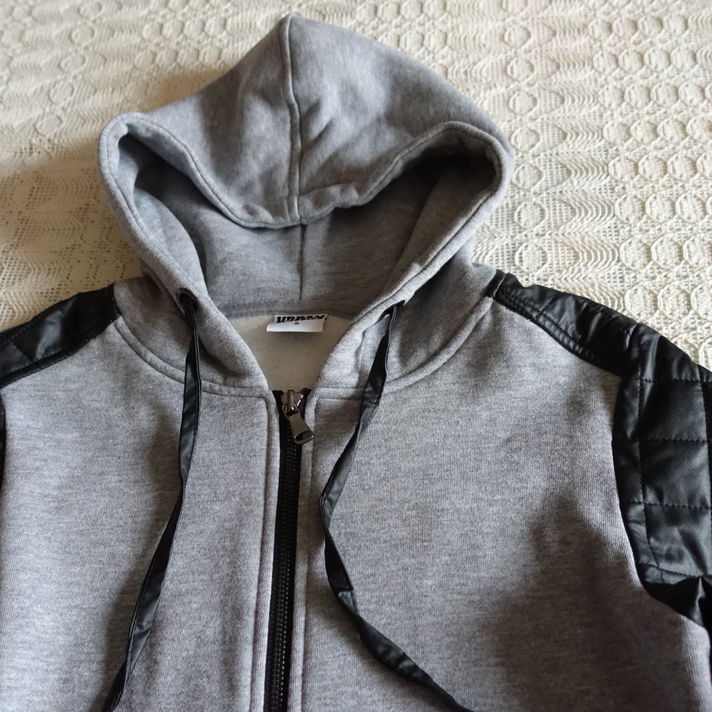 Sweatjacke mit Kapuze, Kapuzenjacke, Urban Classics, grau/schwarz, Gr. S bzw ca. Gr. 36, 19 Euro 