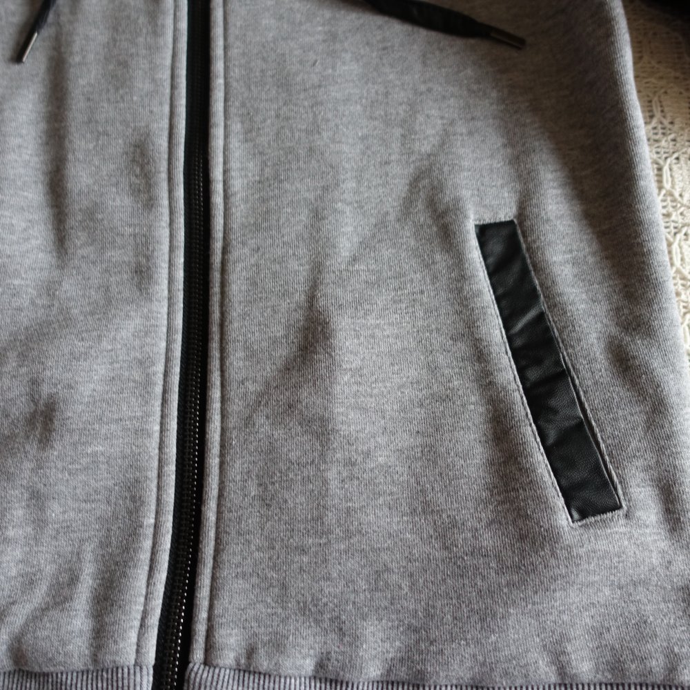 Sweatjacke mit Kapuze, Kapuzenjacke, Urban Classics, grau/schwarz, Gr. S bzw ca. Gr. 36, 19 Euro 