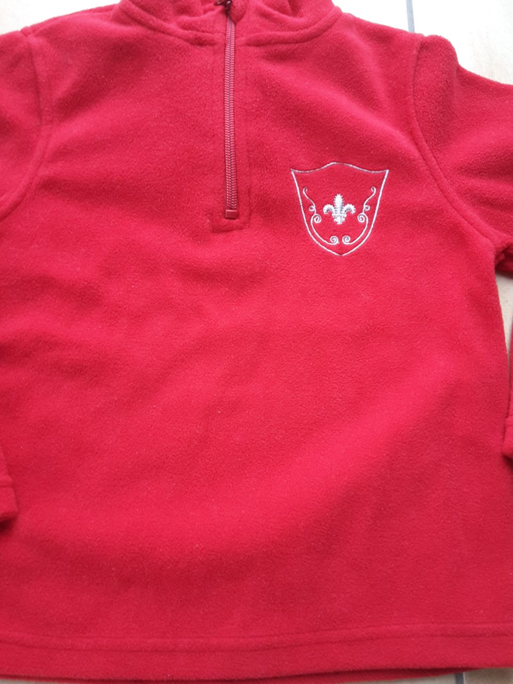 schöner kaum getragener roter Fleecepullover in Gr. 98/104