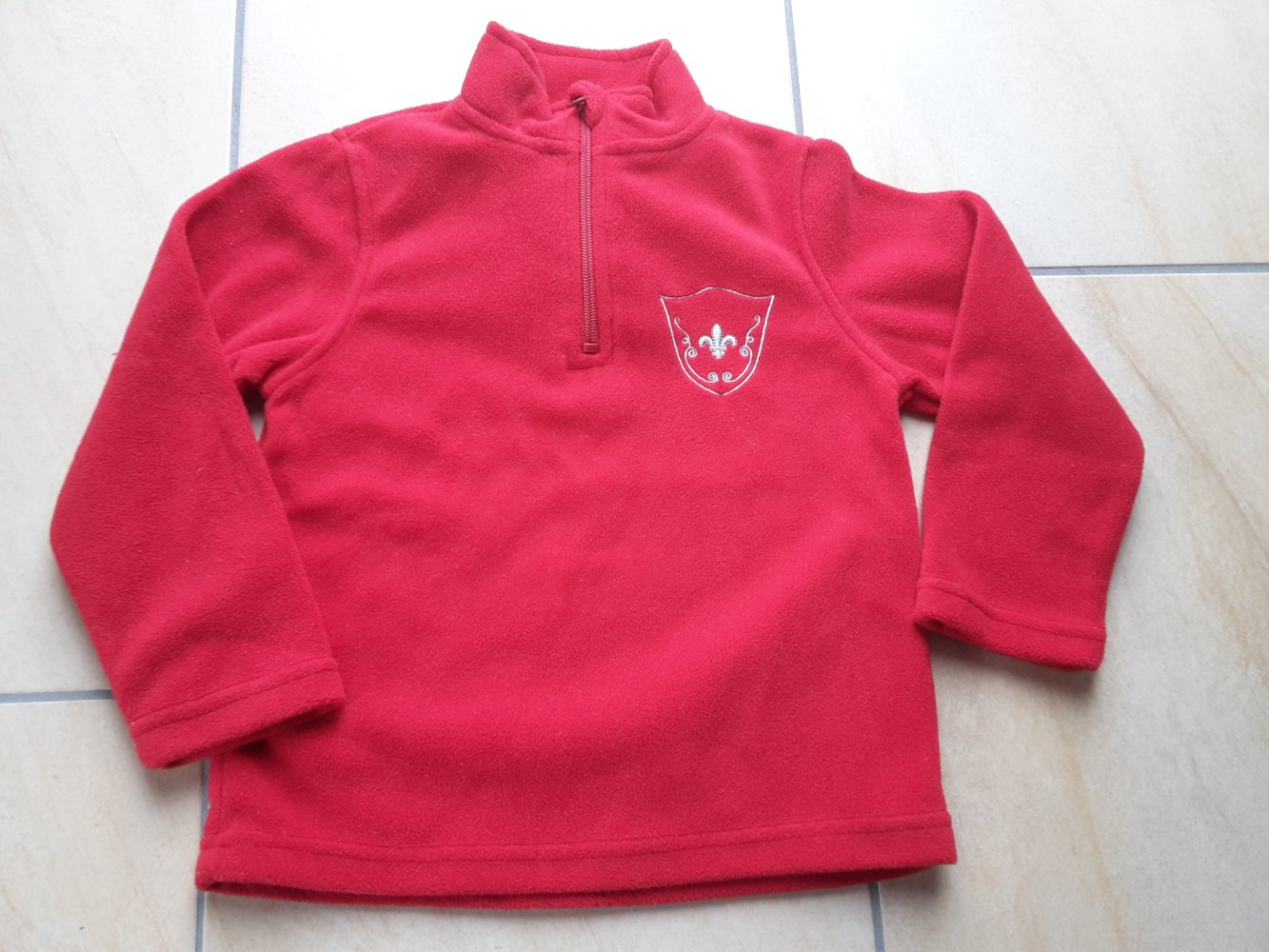 schöner kaum getragener roter Fleecepullover in Gr. 98/104