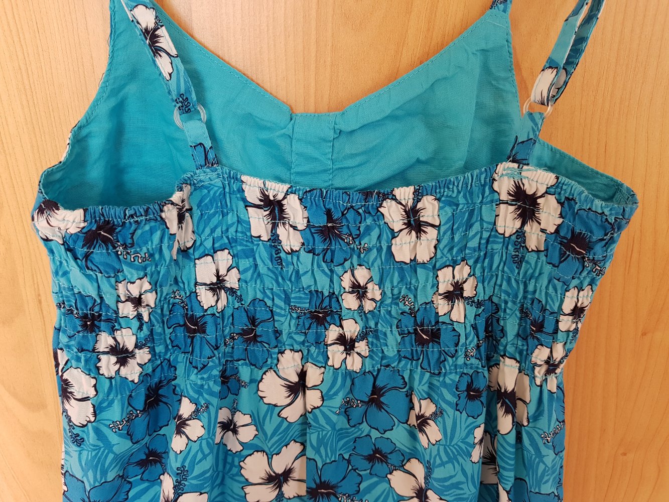 ungetragenes, blau gemustertes Trägerkleid in Gr. 140 