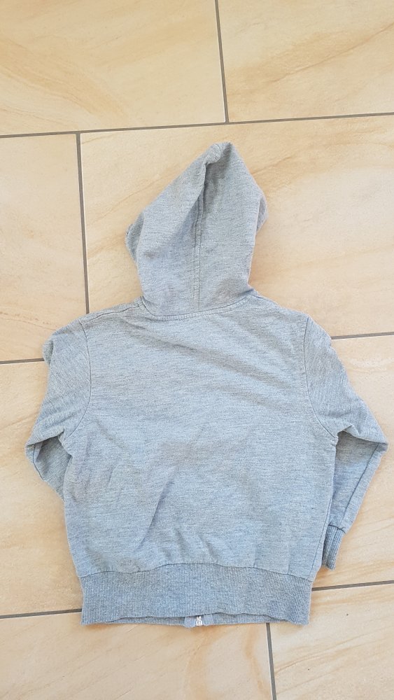 graue Sweatjacke Gr. 104 pocopiano