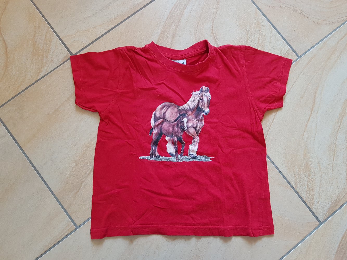 rotes T-Shirt mit Pferdemotiv in Gr. 104