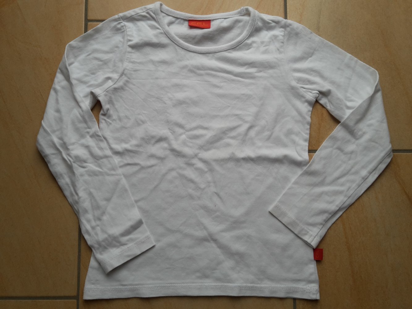 schönes LA-Shirt von CFL in Gr. 116/122. (Habe dieses Shirt 2x auch was für Zwillinge. Beide eingestellt.)