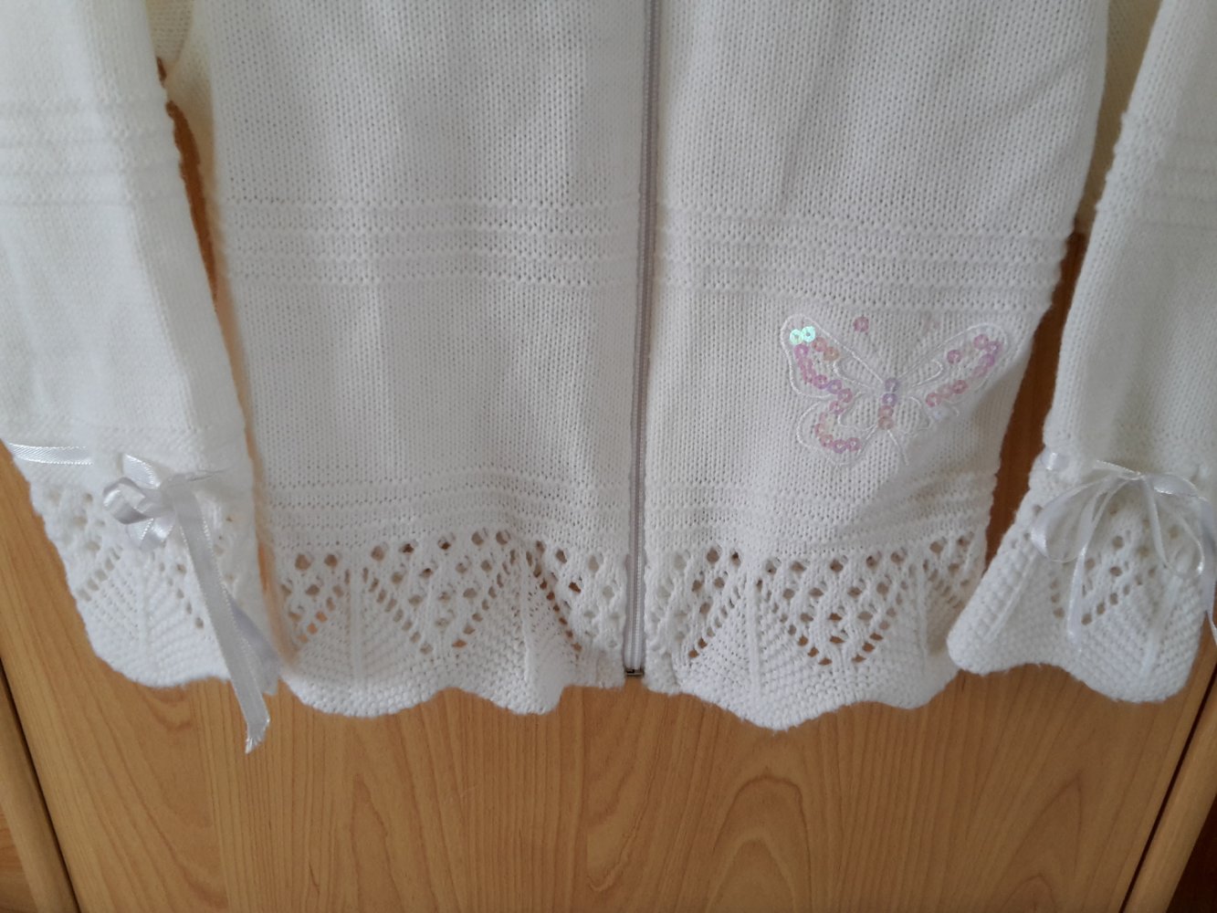 weiße Strickjacke in Gr. 92