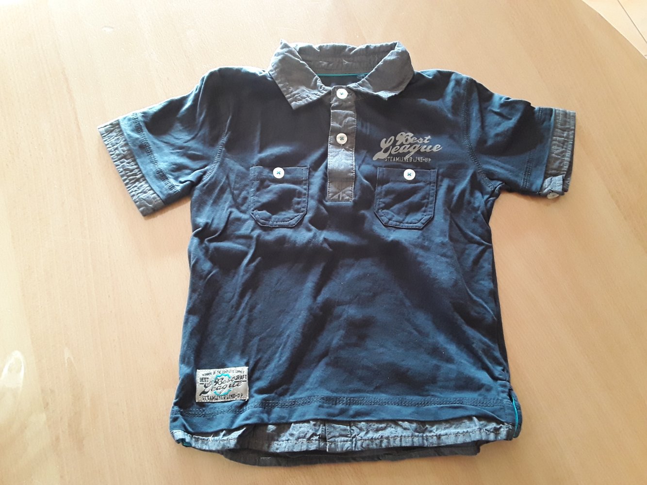dunkelblaues T-Shirt in Hemdoptik in Gr. 98