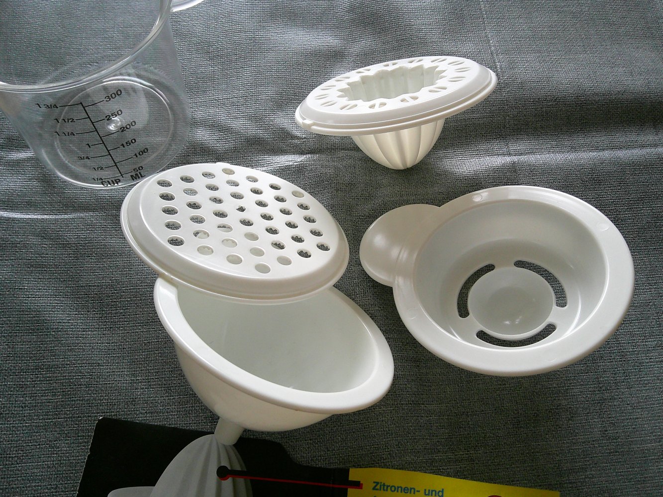 unbenutzter Messbecher 5-in-1 Multifunktionsbecher Saftpresse Reibe Eitrenner Trichter