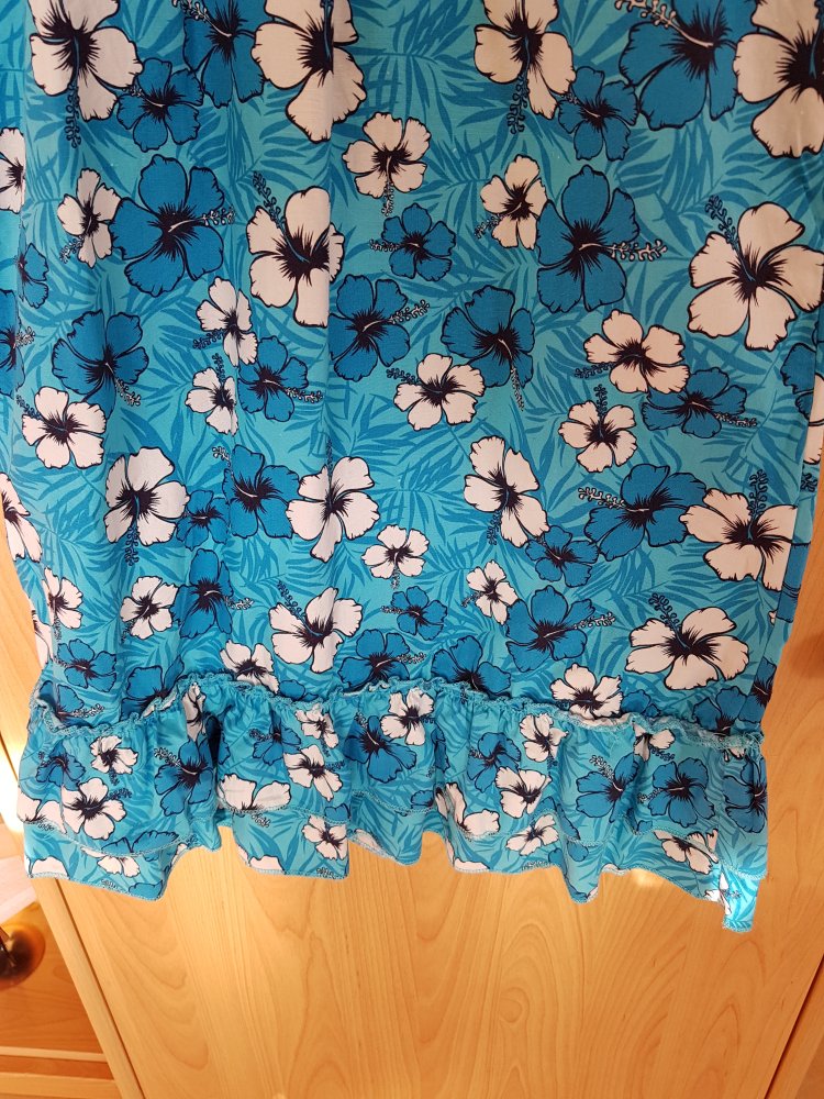 ungetragenes, blau gemustertes Trägerkleid in Gr. 140 