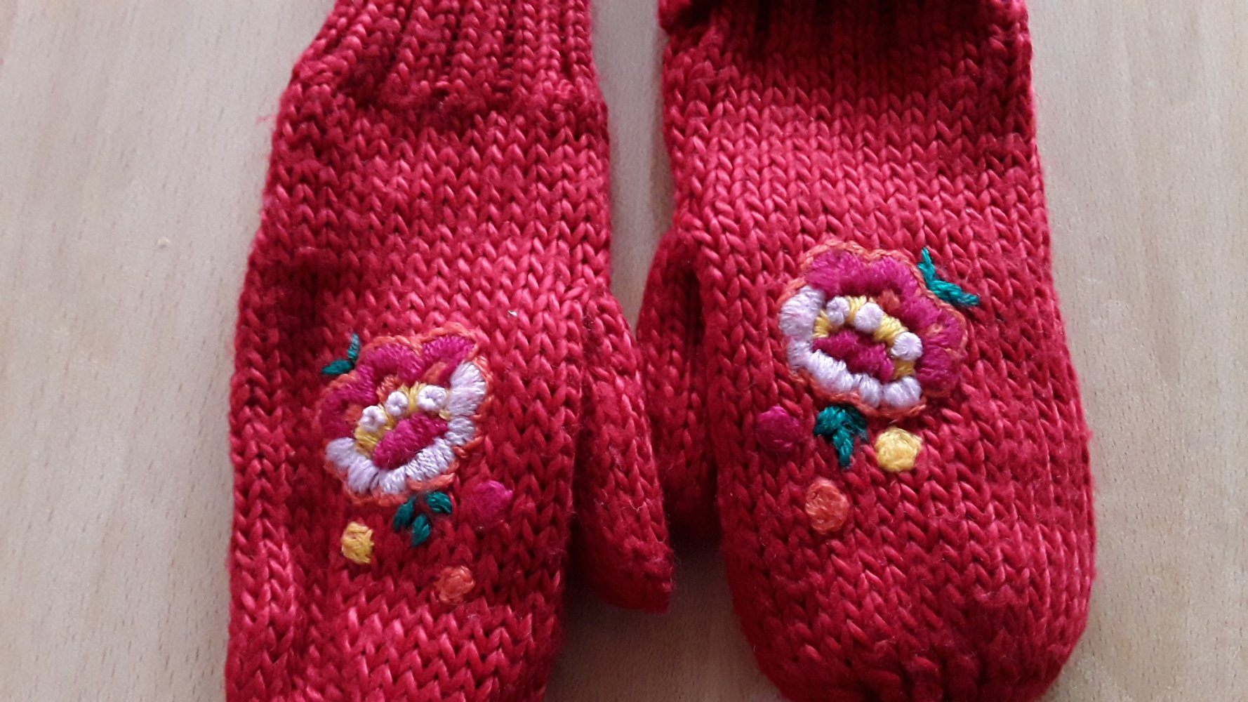 rote Handschuhe in Gr. 110/116 von H&M