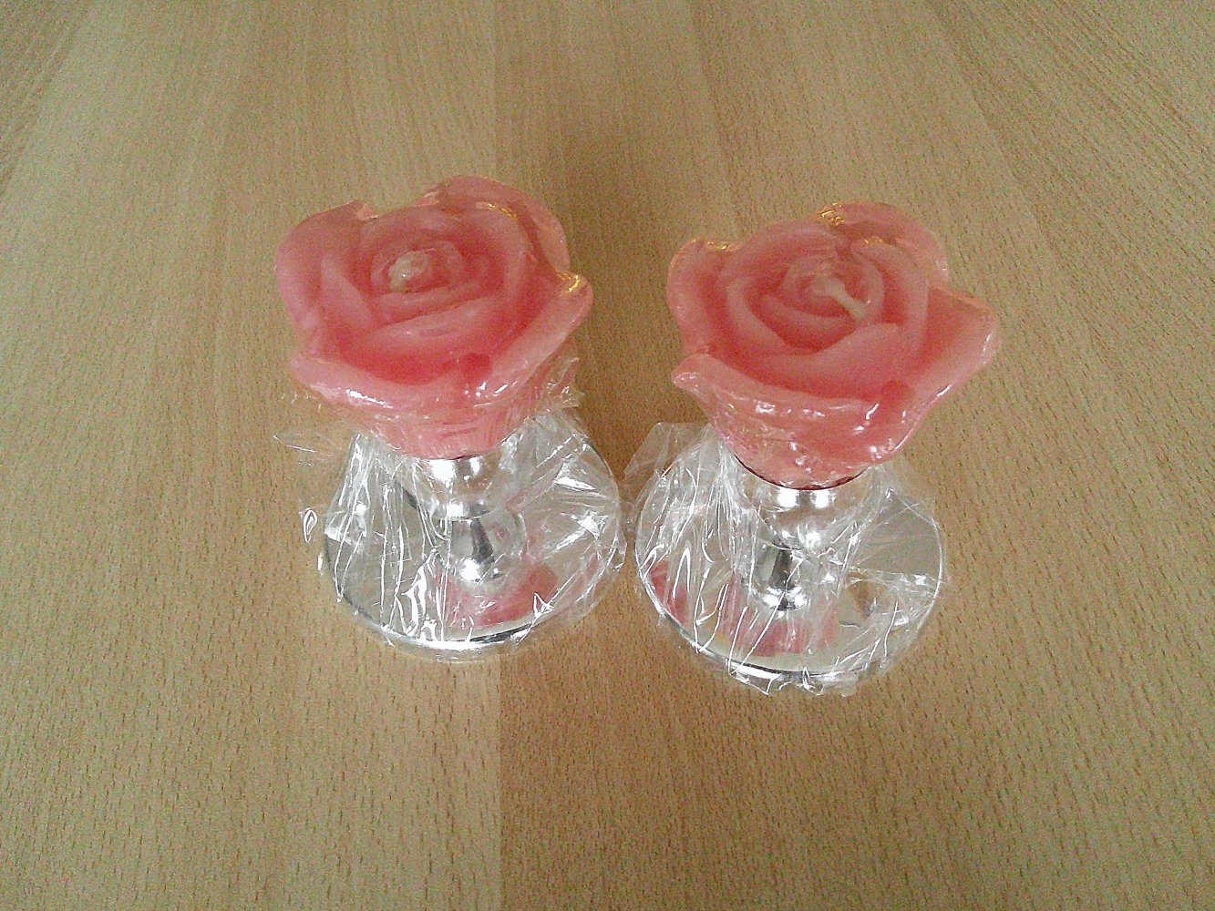 zwei Kerzenständer mit Rosenkerzen, neu noch verpackt in Folie
