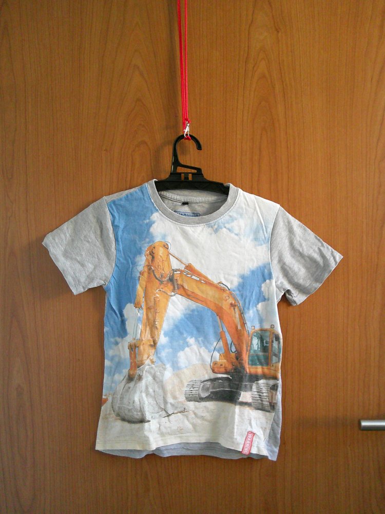 graues T-Shirt mit Baggermotiv Gr. 116/122