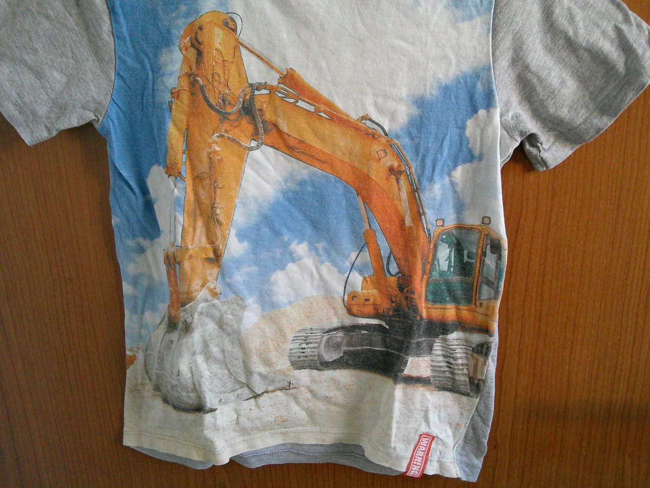 graues T-Shirt mit Baggermotiv Gr. 116/122