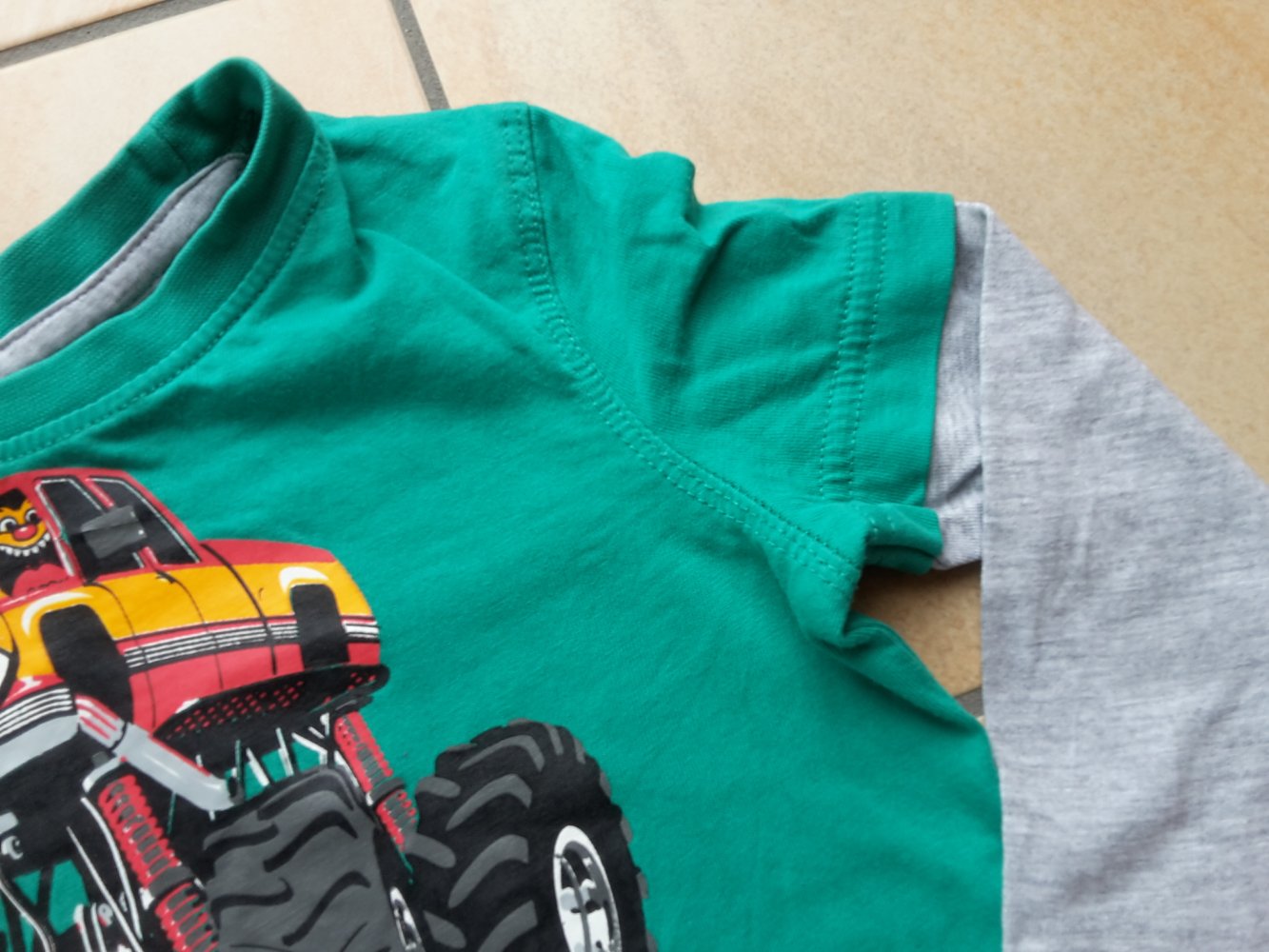 grau grünes Langarmshirt in Gr. 92 