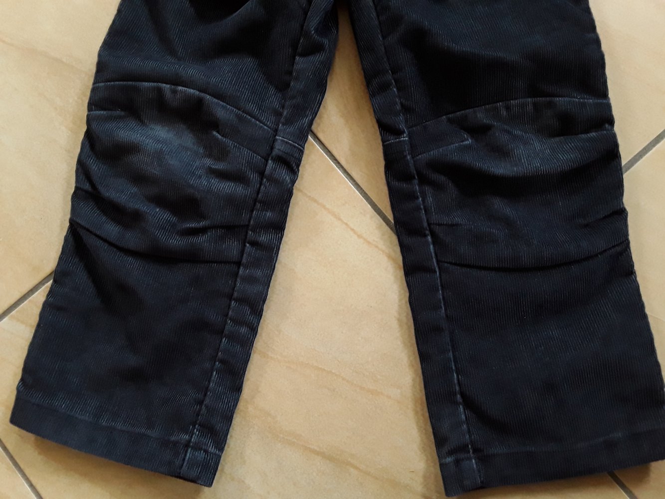anthrazitfarbene Cordhose in Gr. 98