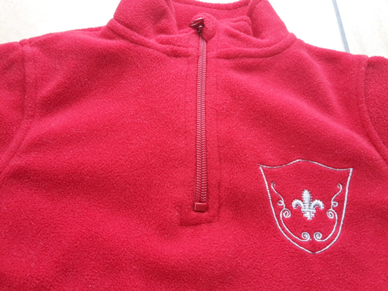 schöner kaum getragener roter Fleecepullover in Gr. 98/104